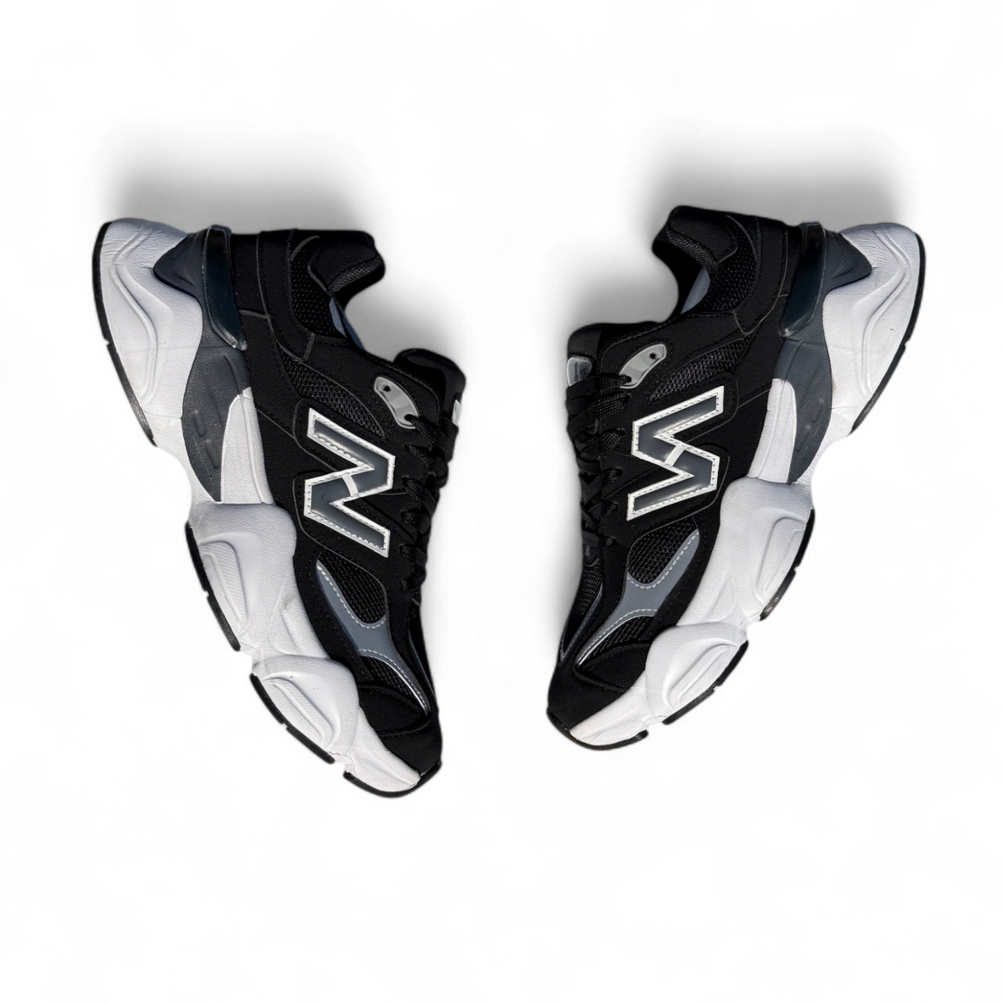 9060 Black & White
